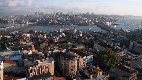 Luftaufnahme der Skyline von Istanbul und des Goldenen Horns bei Sonnenaufgang, Istanbul, Türkei.