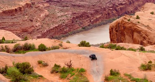 Dünenbuggys erkunden Canyon-Trails in Moab, Utah, ein Offroad-Abenteuer im Südwesten