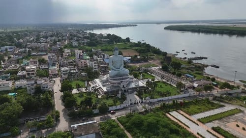 Vue aérienne par Drone du statut de Bouddha dans la ville d'Amaravati en Inde