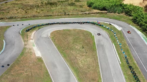 Drohne fängt Gokart-Rennen auf kurvigen Strecken ein