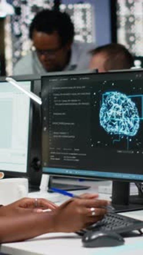 Entwickler von vertikaler Videosoftware im Büro verwendet Laptop, um Fehler bei künstlicher Intelligenz zu beheben