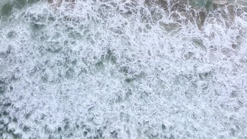 Vorwärts fließendes Meerwasser, Meeresbrandung wäscht den Strand, Meereswellen formen Muster, Meeresbewegungen
