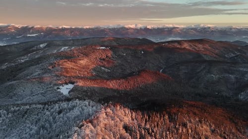 Luftaufnahme der schneebedeckten Berge, Slowakei.