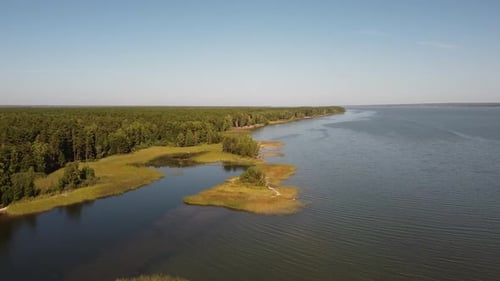 Un Drone survole la rive de la rivière Ob