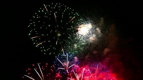 Hermosa celebración abstracta colorida exhibición de fuegos artificiales en el fondo nocturno