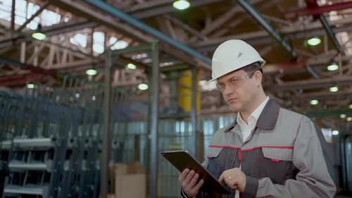 Porträt: Arbeiter, Ingenieur, Mann mit Tablet in der Fabrik, Schwerindustrie, Metallbau