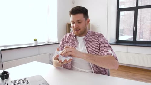 Blog, vidéoblog et concept de personnes - Un blogueur masculin ouvre une boîte et enregistre
