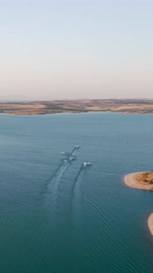 Vidéo verticale du reflet du coucher de soleil sur l'Euphrate