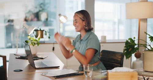 Oui, succès et célébration d'une femme d'affaires travaillant sur un ordinateur heureuse de son travail