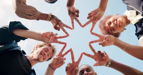 Freunde, Gruppen und Sternenhände mit niedrigem Winkel, draußen und Himmel mit Lächeln