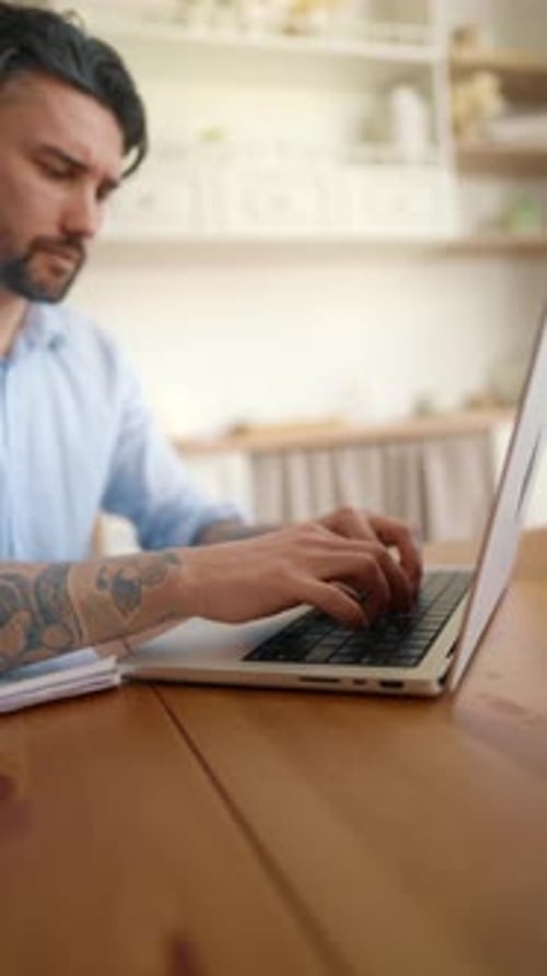 Empresario serio trabajando en casa Retrato de un adulto, pensativo, empresario, gerente, empresario