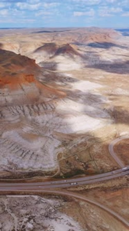 Panorama montañoso sin fin con autopistas en primer plano.