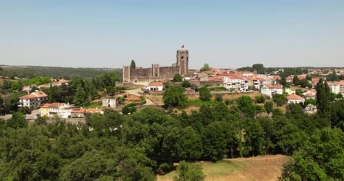 Luftaufnahme der mittelalterlichen Burg und der Stadt Sabugal, Portugal