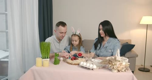 Happy Family zeichnet gemeinsam Ostereier zu Hause