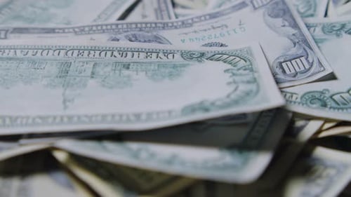 Langsame Rotation der Hundert-Dollar-Scheine in US-Währung aus nächster Nähe
