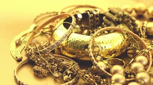 Goldschmuckstapel dreht sich langsam