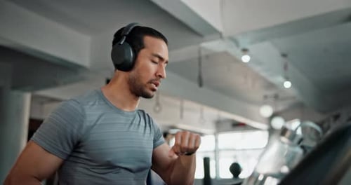 Mann, Fitness und Laufen auf dem Laufband für Sport, Training oder Cardiotraining mit Smartwatch