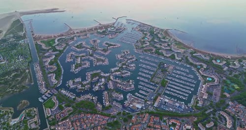 Vista aérea del puerto de Camargue, Francia, el mayor puerto deportivo europeo con yates y veleros