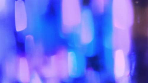 Les lumières violettes et bleues floues brillent de mille feux