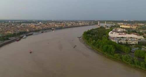 Vista aérea da cidade portuária de Bordeaux, no rio Garonne, na França