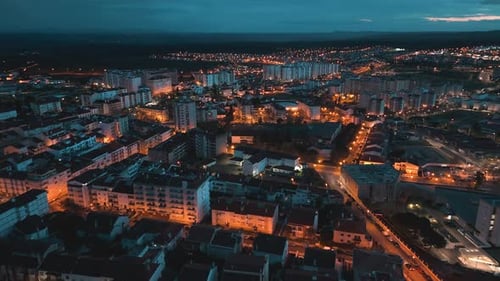 Skyline der Stadt bei Nacht, Luftaufnahme der Drohne von oben, Castelo Branco City, Portugal
