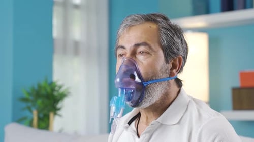 Patient asthmatique utilisant un respirateur.