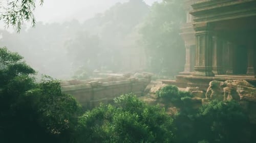 Ancien temple caché dans la verdure brumeuse de la jungle vietnamienne