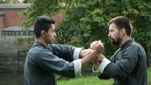Zwei ernsthafte Krieger konzentrierten ihre Aufmerksamkeit auf das Üben von Kung-Fu-Fähigkeiten zur Selbstverteidigung