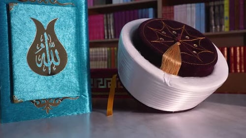 Religiöses Konzept mit Koran und Imam Sarik im Hintergrund einer Bibliothek