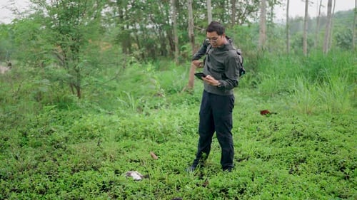 Los excursionistas con mochilas traen bolsas de basura para recolectar basura en el bosque y lograr un mundo limpio.