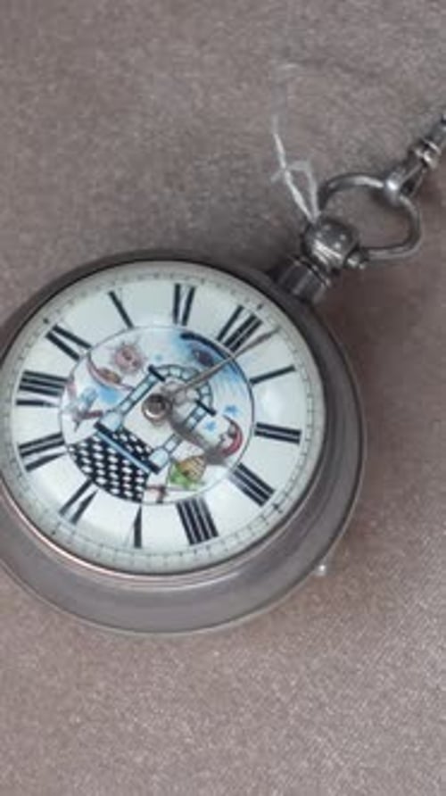 Vertical Video of old watch 02