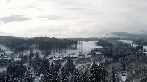 L'hiver dans le parc national du Harz. Vue aérienne par drone du village idyllique de Schierke au fond