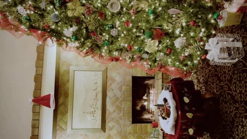 Decoraciones regulares para árboles de Navidad en la habitación, plano vertical