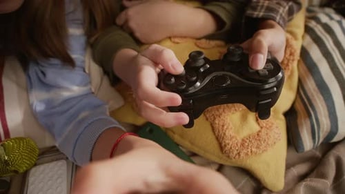 Alpha-Freunde verschiedener Generationen spielen Videospiele mit drahtlosen Gamepads