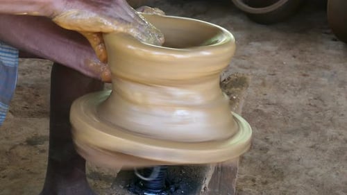 les mains d'un potier ont fabriqué un pot en argile - 4k