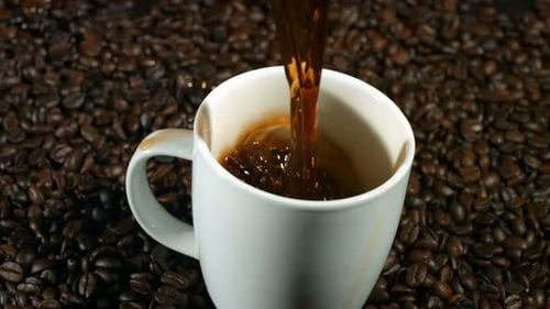 Du café est versé