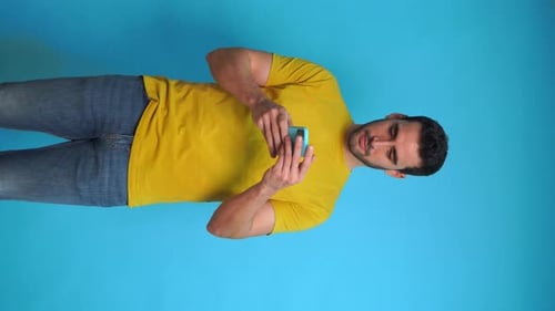 Hombre joven que usa un teléfono inteligente