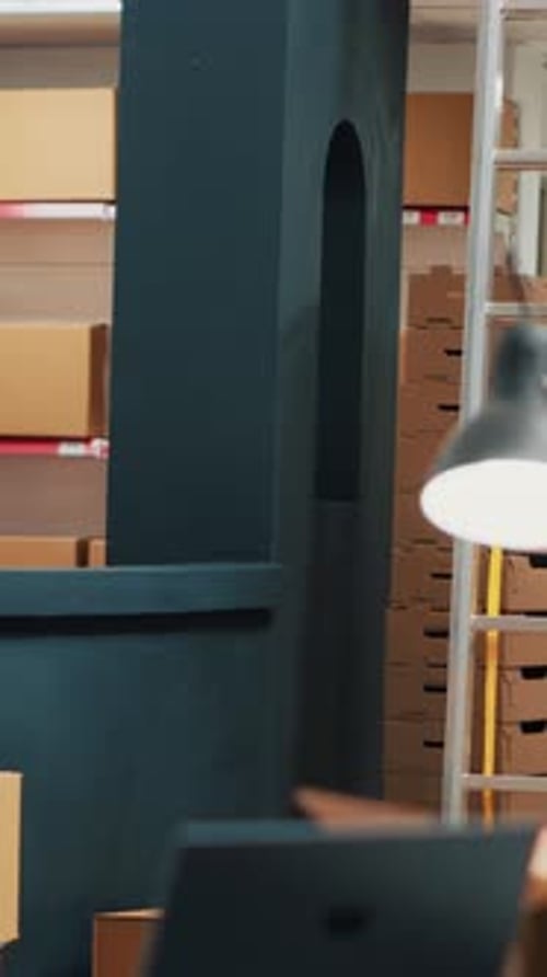 Espace d'entrepôt vide vidéo vertical avec boîtes en carton sur étagères et supports
