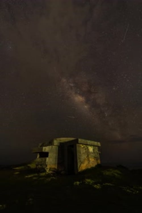Des étoiles brillantes HD brillent dans l'espace
