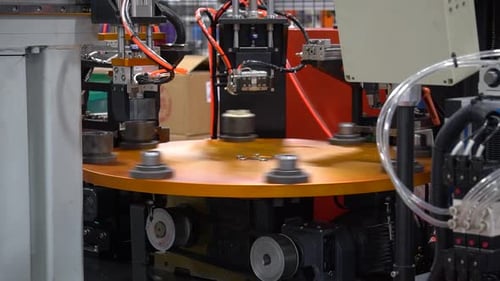 bobina de motor de ensamblaje robótico automatizado en un entorno de fábrica
