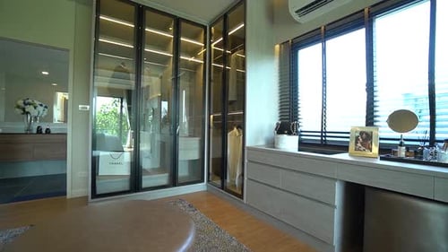 Design d'intérieur de dressing soigné et élégant, aucune personne, panoramique