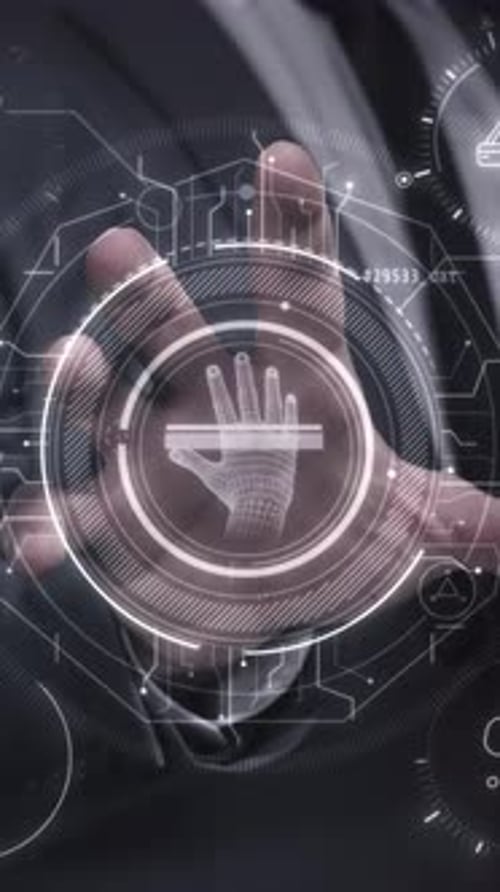 Ein Mann betreibt ein Datenschutzsystem auf einem holographischen Panel