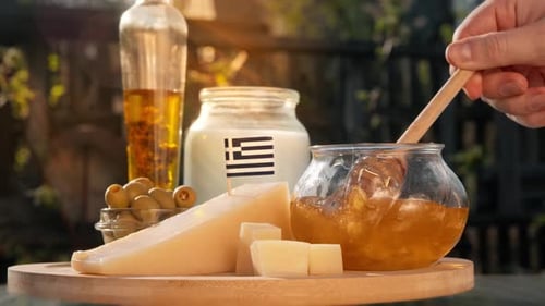 Queijo grego, mel e produtos lácteos são dispostos em uma luz rústica quente com caráter de fazenda local.