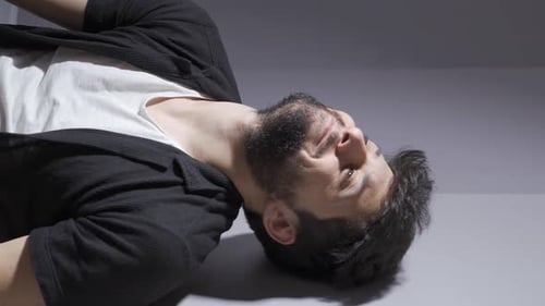 Vertikales Video eines jungen Mannes mit psychischen Problemen, der wütend auf sich selbst ist.