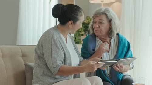 Amigas mayores viendo el álbum de fotos