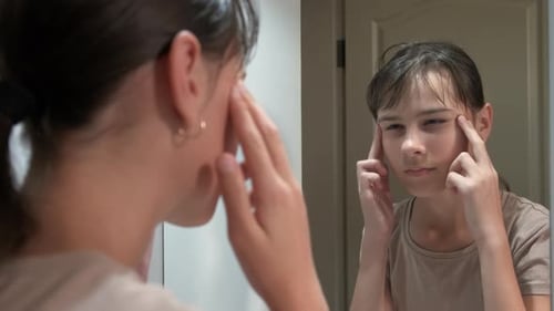 Der Teenager ist mit seinem Aussehen unzufrieden