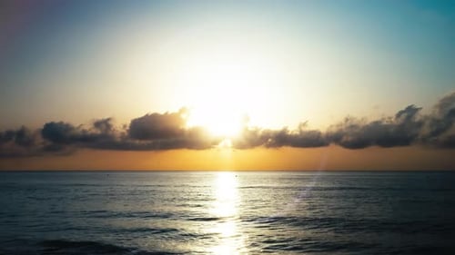Timelapse sur la mer Méditerranée avec un ciel couvert