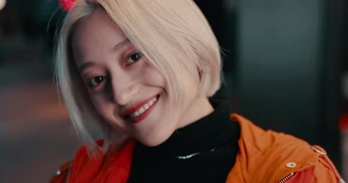 Mulher, rosto e luz vermelha à noite na cidade para aventura japonesa, explore viagens