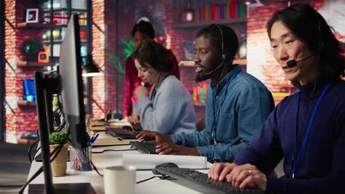 Spezialist für technischen Support im Call Center Office bei der Problembehebung