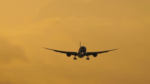 Flugzeuglandung bei Sonnenuntergang